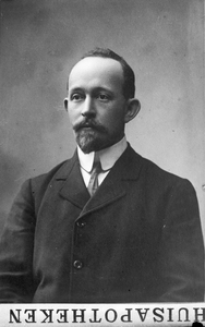 853685 Portret van een onbekende man met daaronder het opschrift (op de kop) HUISAPOTHEKEN.